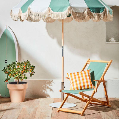 Découvrez notre collection de chaises, tabourets et bancs extérieurs chez Nüspace. Fabriqués avec des matériaux résistants et traités, ils sont parfaits pour aménager balcon, terrasse et jardin. Retrouvez une variété de meubles pour créer l’espace idéal.