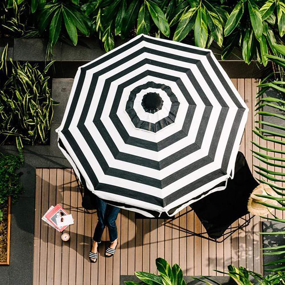 Découvrez notre sélection d'accessoires extérieurs chez Nüspace. Décorez et aménagez votre espace extérieur avec nos parasols, toiles d'ombrage, coussins décoratifs, couvertures et lampes pour des soirées animées.