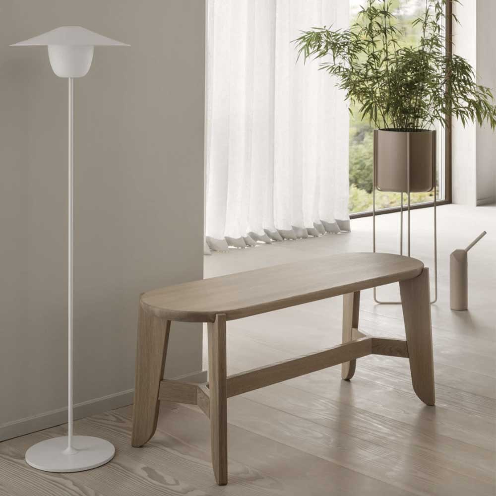 Découvrez notre sélection de bancs élégants chez Nüspace. pour l'intérieur : en bois et tissu de qualité. Pour l'extérieur : en aluminium et polypropylène résistant aux intempéries.