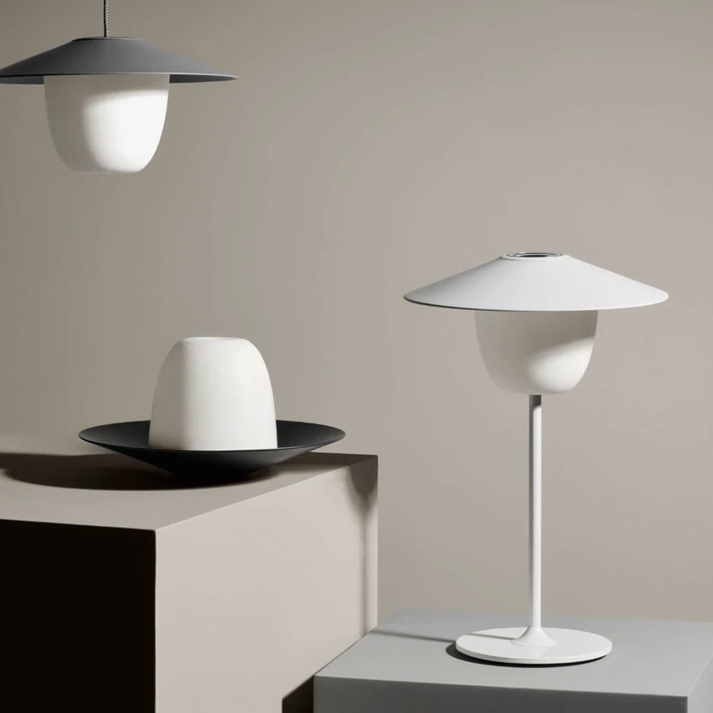 Découvrez Ani de Blomus, une lampe multifonctionnelle pour intérieur et extérieur, avec batterie intégrée et design élégant.