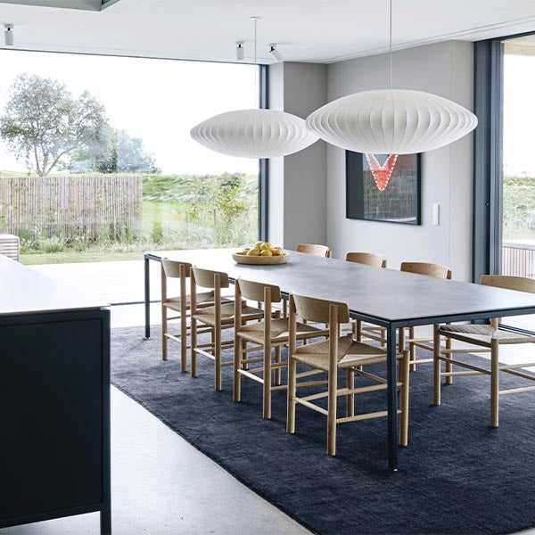 Découvrez les lampes suspendues Bubble de Nüspace, des icônes du modernisme, fabriquées en résine pour un design léger et intemporel.