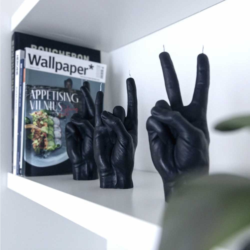 CandleHand crée la bougie You Rock. Que les années 70 aient été votre décennie ou que vous soyez simplement fan de rock, vous pouvez maintenant obtenir une bougie de qualité grandeur nature pour vous rappeler tout cela.
