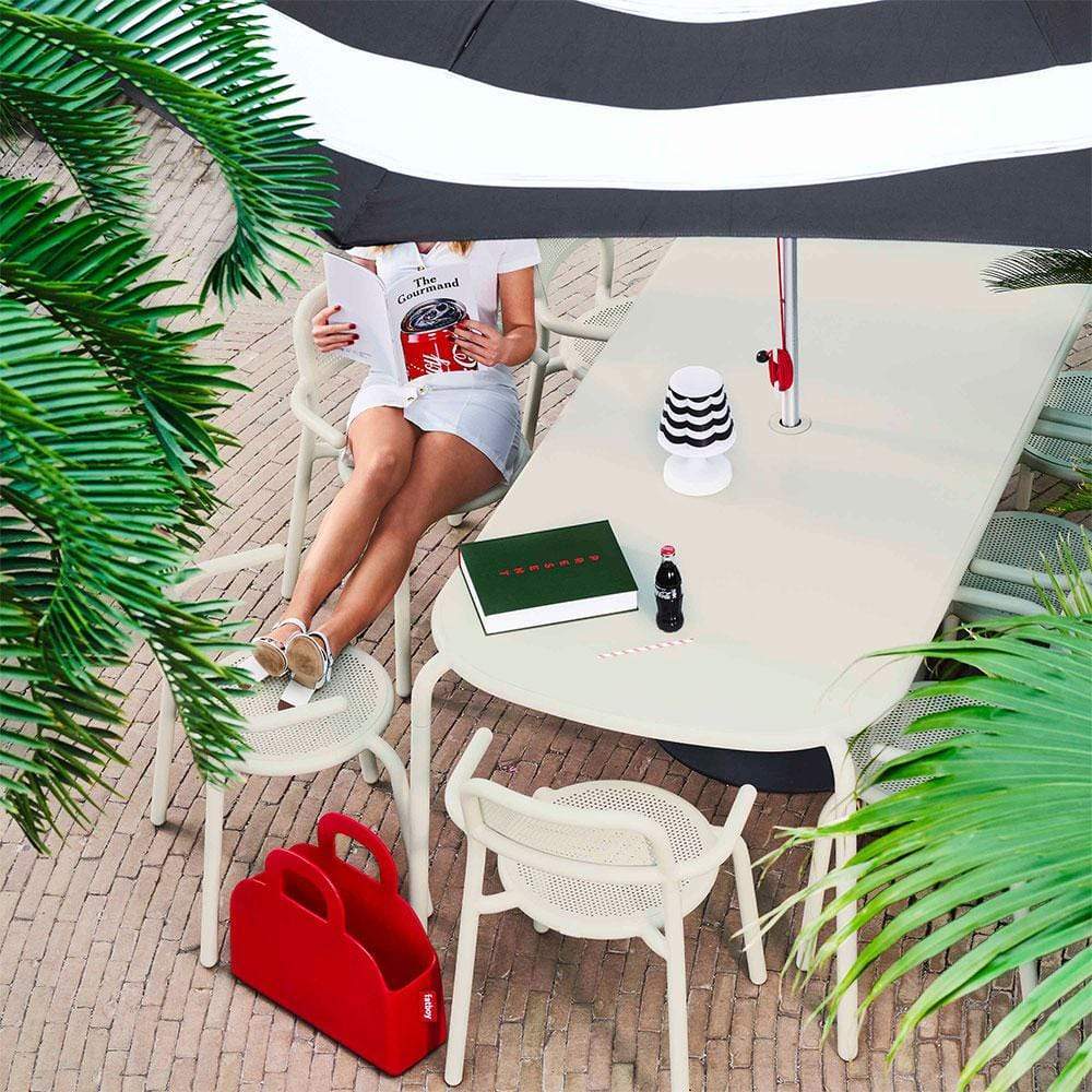 Découvrez notre sélection de tables d'extérieur à Nüspace. Que ce soit pour recevoir des invités dans votre jardin ou profiter de moments de détente sur votre balcon, terrasse ou cour, nous avons la table résistante et fonctionnelle qu'il vous faut.