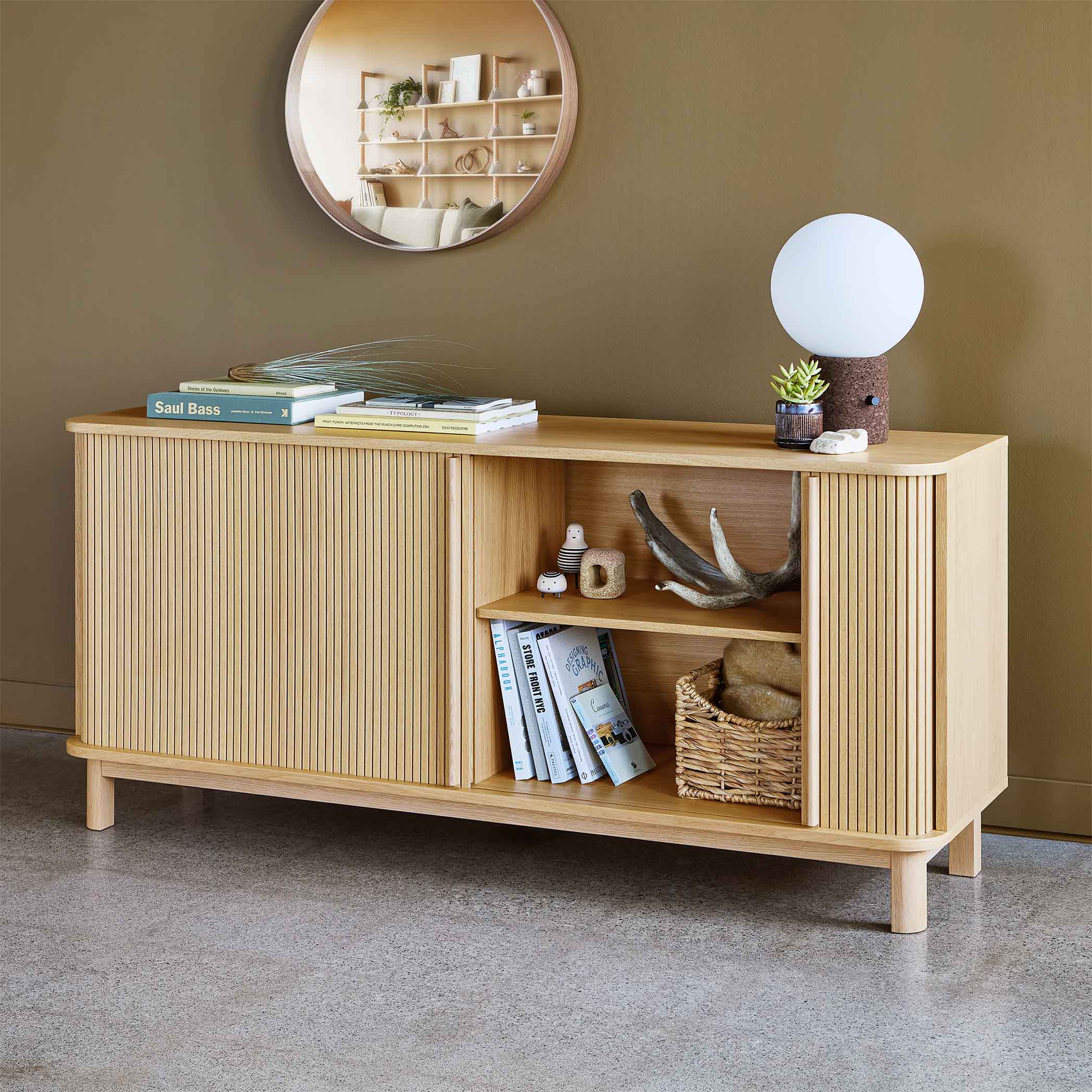 Le buffet Ledger de Gus Modern : des portes coulissantes en bois tambour et un design épuré, alliant esthétique contemporaine et fonctionnalité.