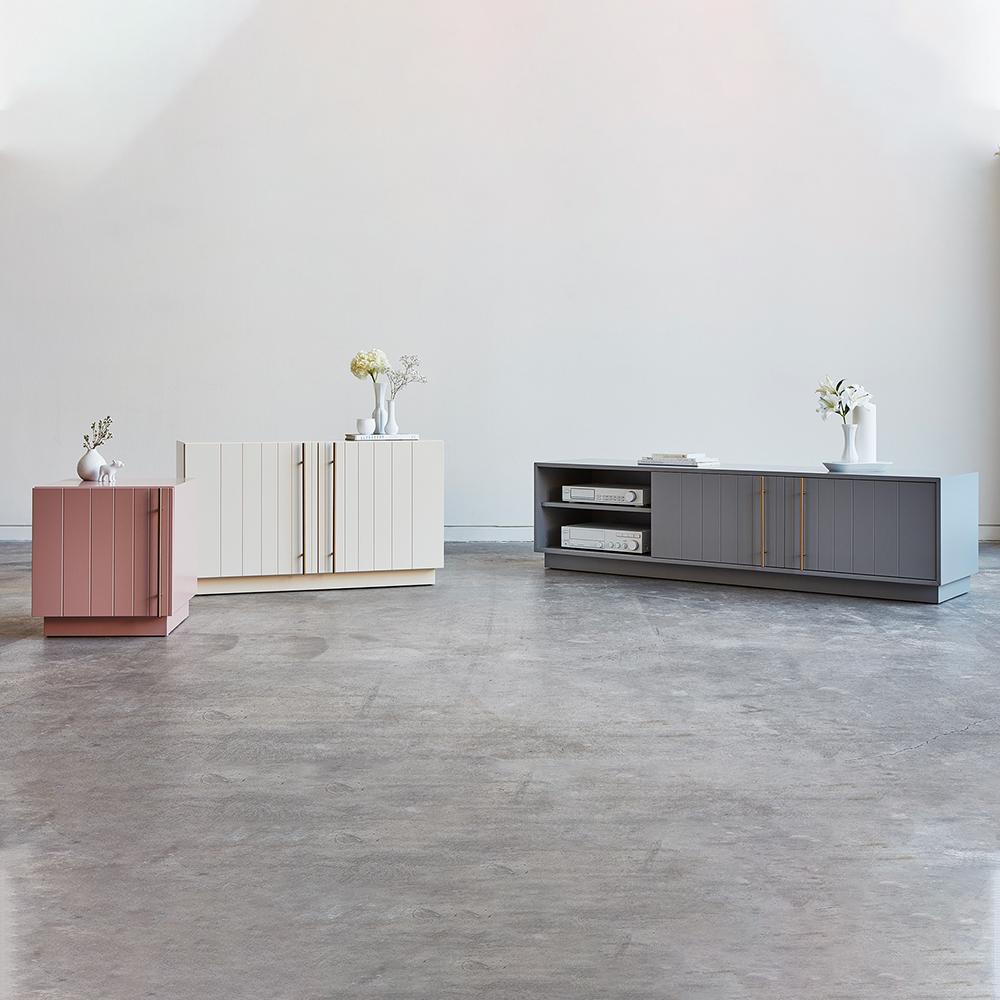 Elora de Gus* Modern : des meubles de rangement élégants avec finition satinée et poignées en laiton, alliant design moderne et grande capacité.