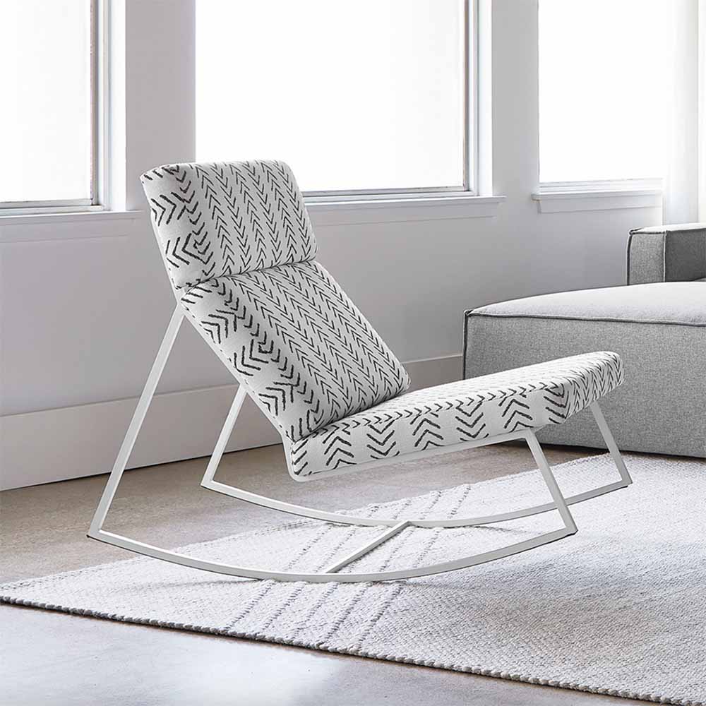 Découvrez la sélection de fauteuils à bascule et de chaises berçantes à Nüspace. Profitez de moments de détente et de relaxation grâce à leurs mouvements. Parfaits pour apaiser votre bébé, lire ou simplement passer un moment agréable de discussion.
