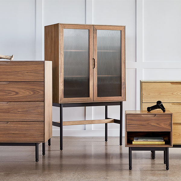 Munro par Gus* Modern est la collection idéale pour ranger vos trésors. Les portes et les étagères vous donnent la possibilité de trouver un arrangement qui vous convient.