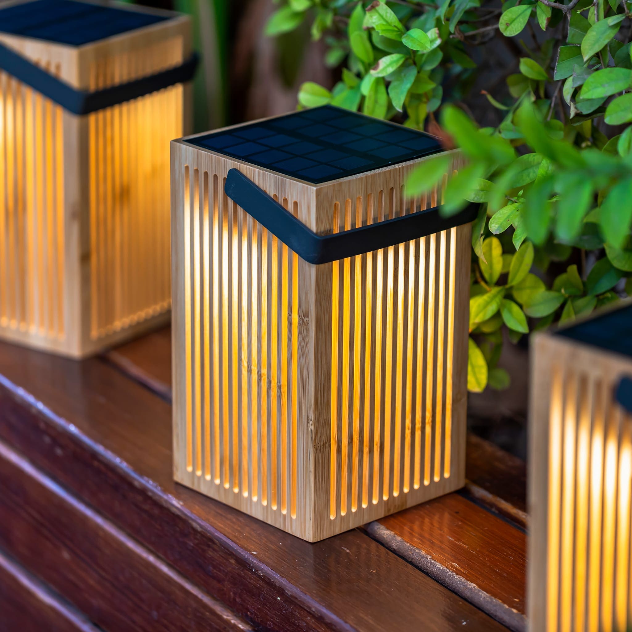 Découvrez la collection Okinawa de Newgarden : des lampes d'extérieur en bambou, fabriquées à la main pour une ambiance chaleureuse et naturelle.