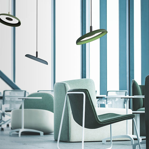 Apportez une lumière flexible avec les lampes Nivél de Pablo Designs, une collection de lampes réglables et personnalisables.