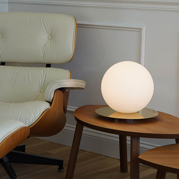 Apportez une touche élégante avec les lampes Bola de Pablo Designs, une interaction harmonieuse entre disques en aluminium et sphères lumineuses.