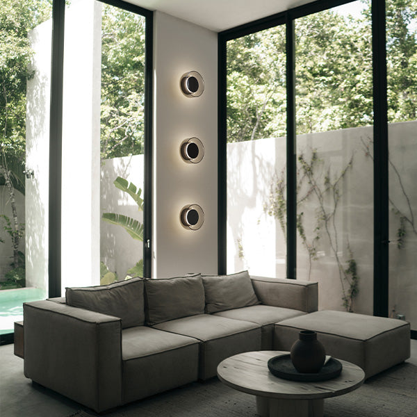Le système Totem de Pablo Designs : un éclairage modulable avec abat-jour en verre soufflé, idéal pour un design contemporain.
