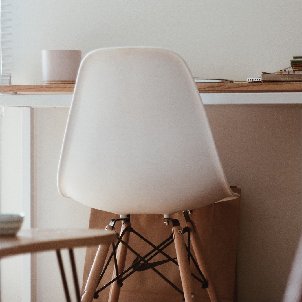 Inspirée de cet icône du Design, Nüspace vous présente la chaise Eiffel DSW avec piètement en bois offerte en un large panel de couleurs d’assise en plastique moulé. Une multitude de configurations vous est proposée pour créer la chaise appropriée