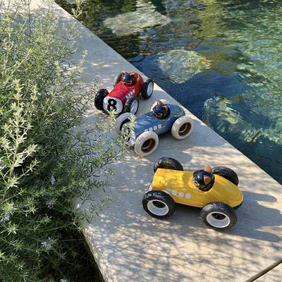 Playforever fabrique des petites voitures croit en un design authentique et en une finition irréprochable. La compagnie utilise des matériaux adaptées aux enfants et une peinture durable