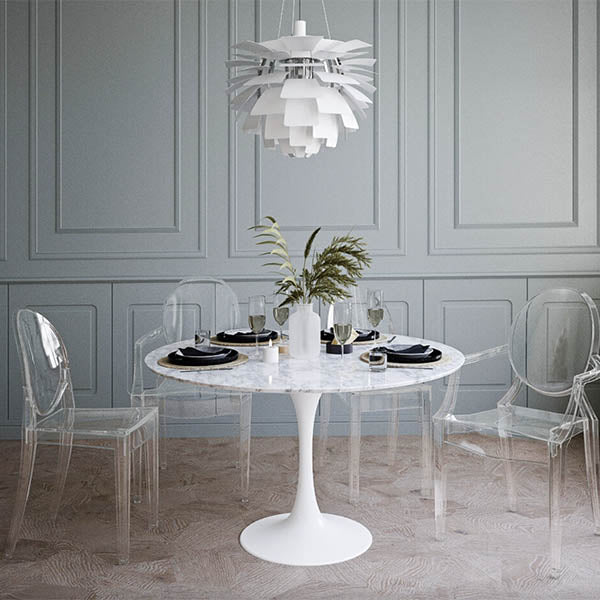 Les chaises Ghost chez Nüspace s'inspire de la célèbre Louis Ghost de Philippe Starck de 2002. Parfaitement adaptée pour l'intérieur ou l'extérieur, elle utilise le polycarbonate pour se rendre visuellement légère et aérienne.