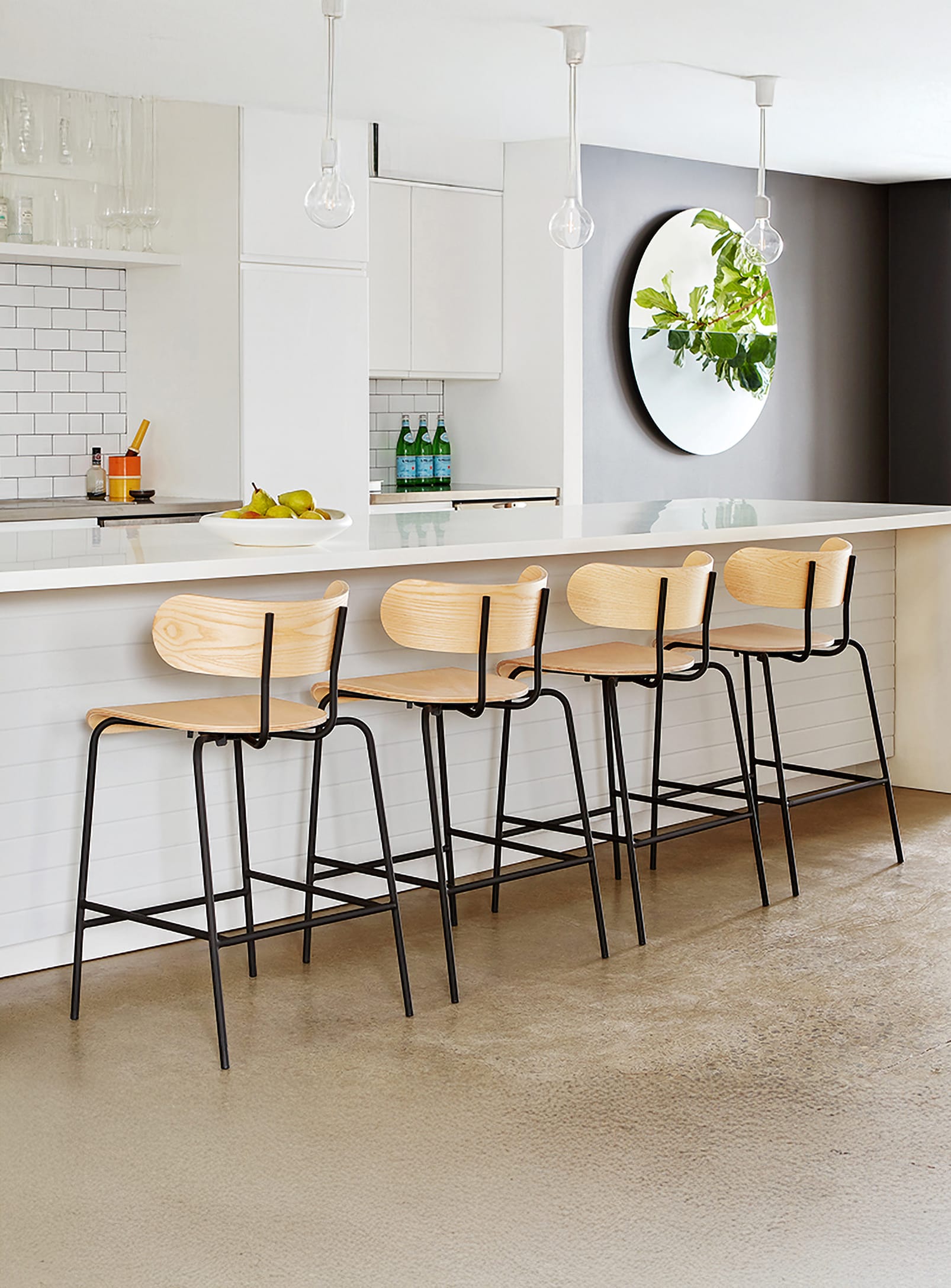 Retrouvez toute une sélection de tabourets à hauteur bar, comptoir ou à dîner. Ces tabourets sont généralement en bois, métal ou plastique. Mais certains mélangent les matériaux pour mieux s’accorder dans vos espaces.