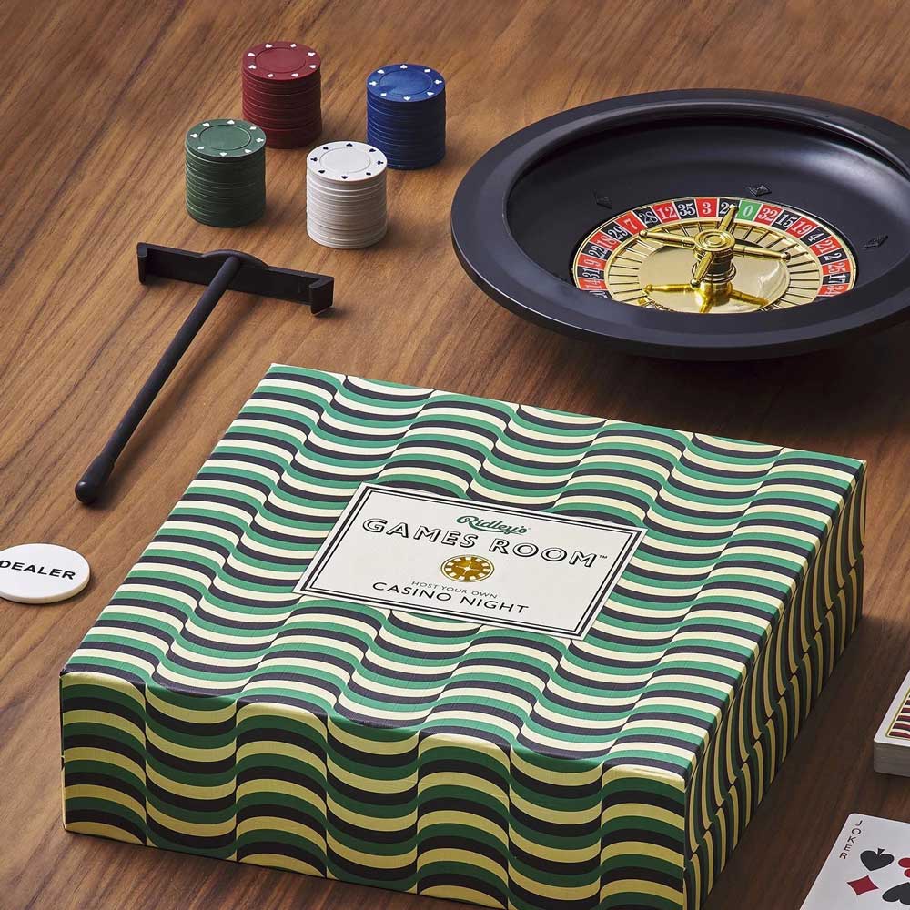 Nüspace propose une sélection de jeux en famille pour renforcer les liens et créer des souvenirs inoubliables. Des classiques comme le Poker et les échecs aux jeux originaux comme le tennis de table, il y en a pour tous les goûts et préférences.