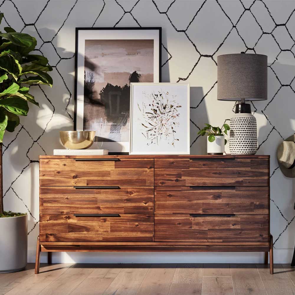 Ajoutez un peu de chaleur à votre espace avec la collection Remix, d'inspiration rétro et scandinave. Fabriquée à la main avec du bois d'acacia massif, elle présente des bords arrondis pour un aspect moderne de style mid-century.