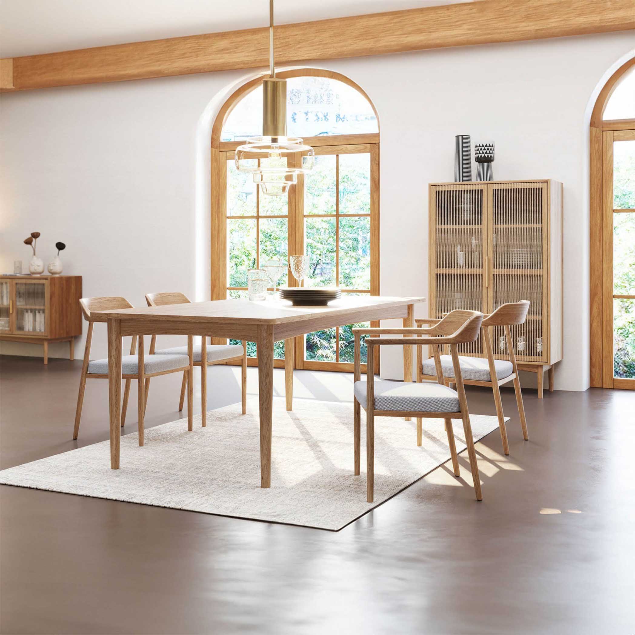 Lumina : des meubles de salle à manger en bois, avec buffet, commode et table, pour une ambiance élégante et accueillante.