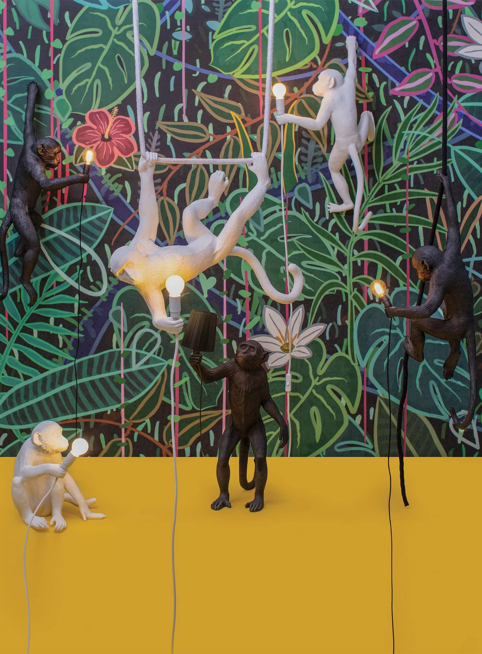 La collection de luminaires Monkey de Seletti investit votre intérieur et vous plonge dans l'univers de la jungle, tout en poésie. Cette lampe en forme de singe au réalisme troublant est faite de résine