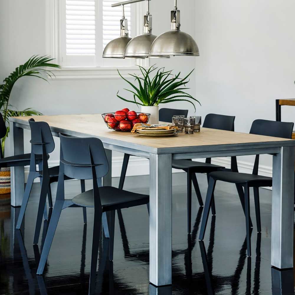 La collection Stellar de TOOU Design : des chaises modernes inspirées du mobilier scolaire des années 50, robustes et empilables.