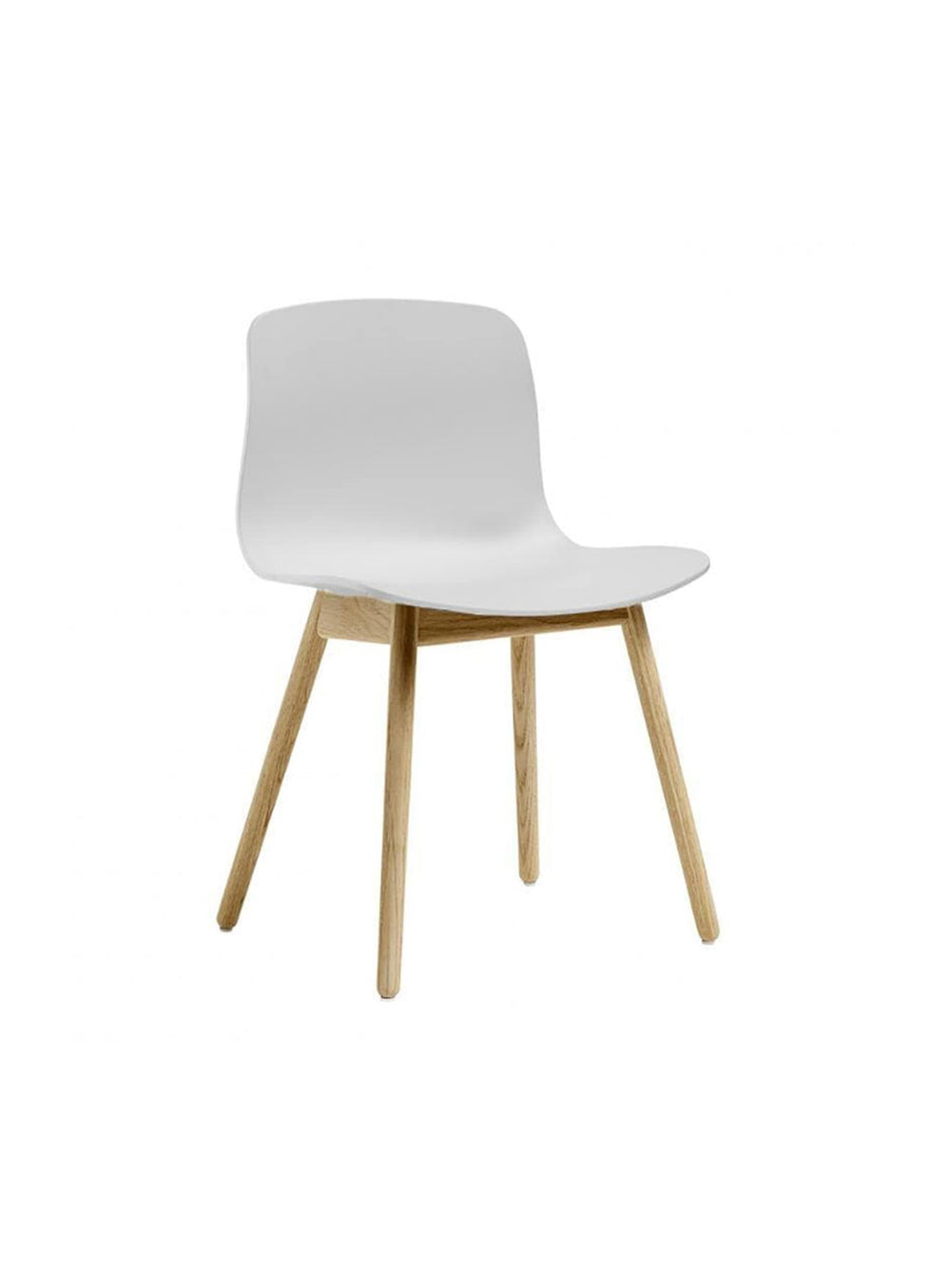 About 12, chaise sans accoudoirs au style épuré et à la base en bois. blanc