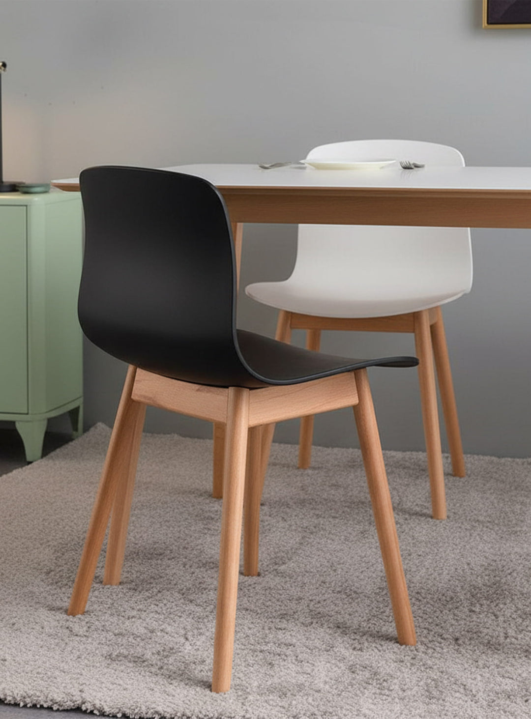 About 12 : chaise à dîner design, stable et durable grâce à sa base bois. noir