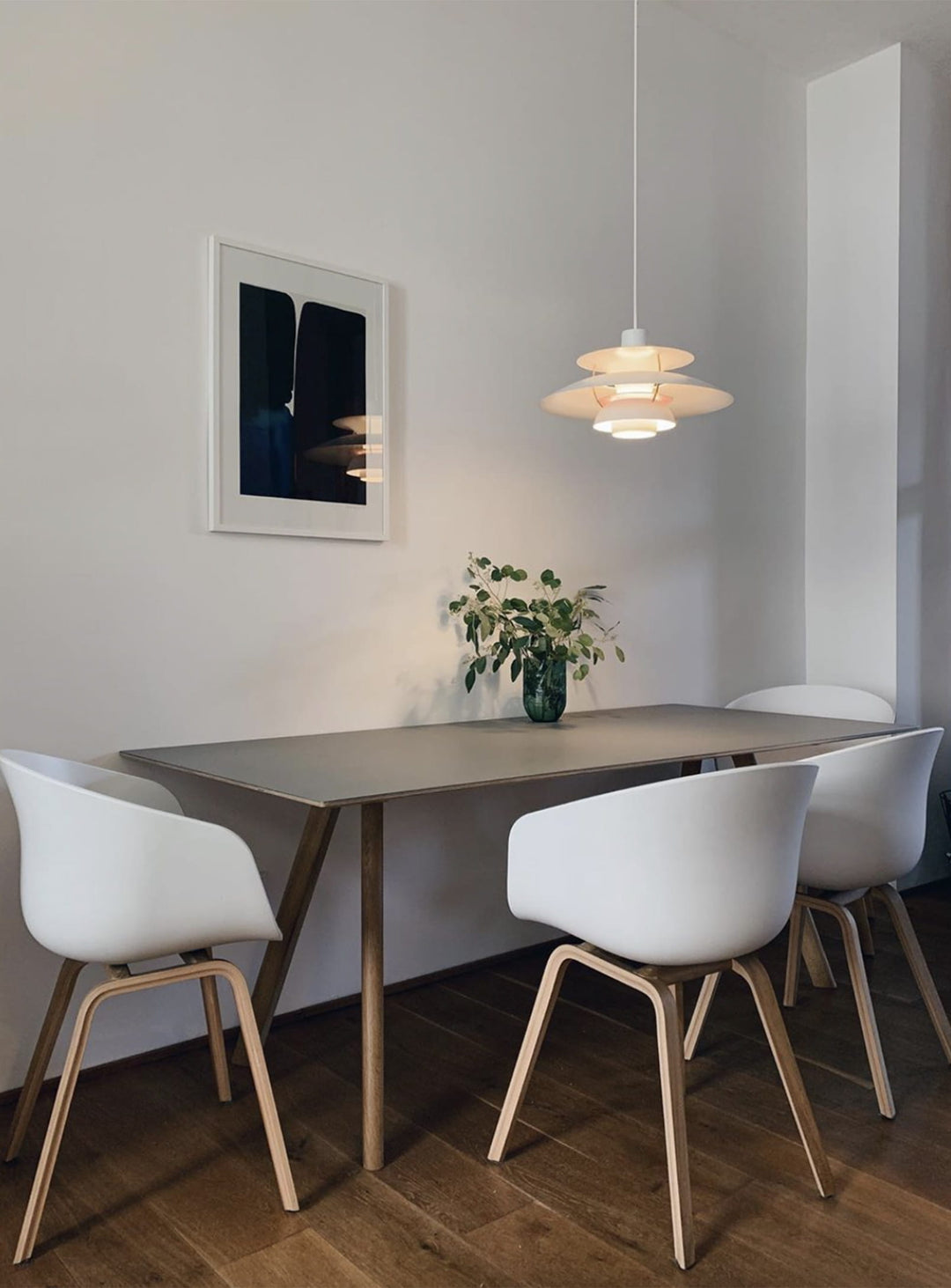 Chaise capitaine About 22 : design intemporel, confort et élégance. blanc