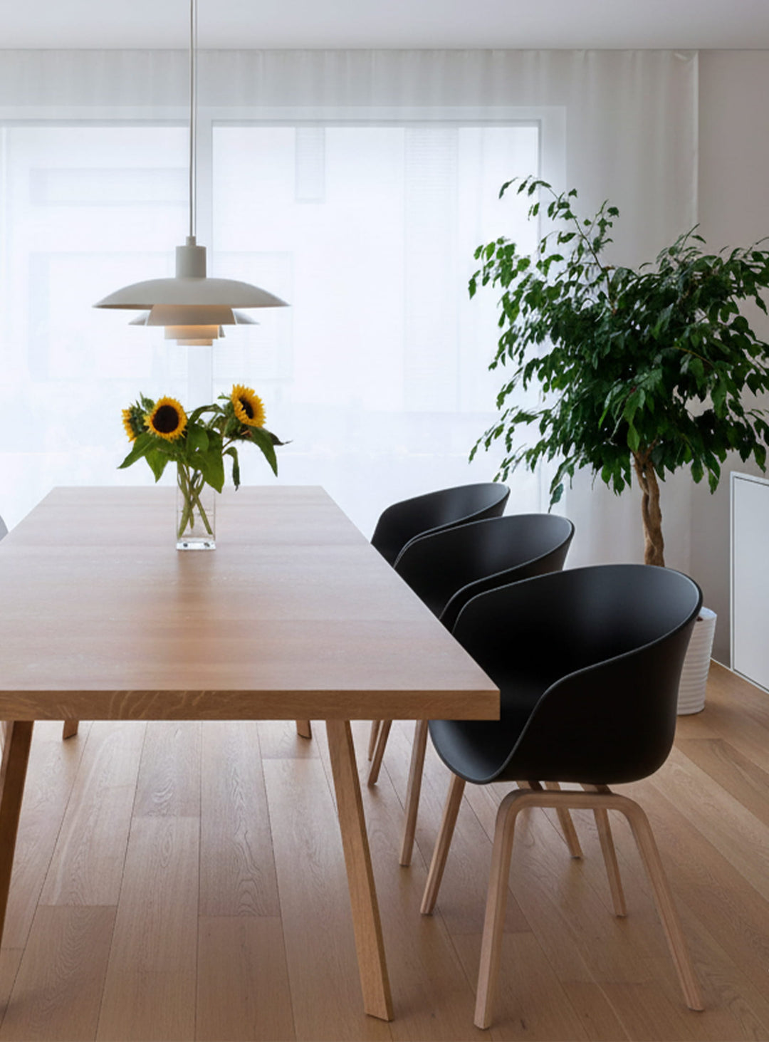 About 22 : chaise capitaine design, élégante et stable en bois massif. noir