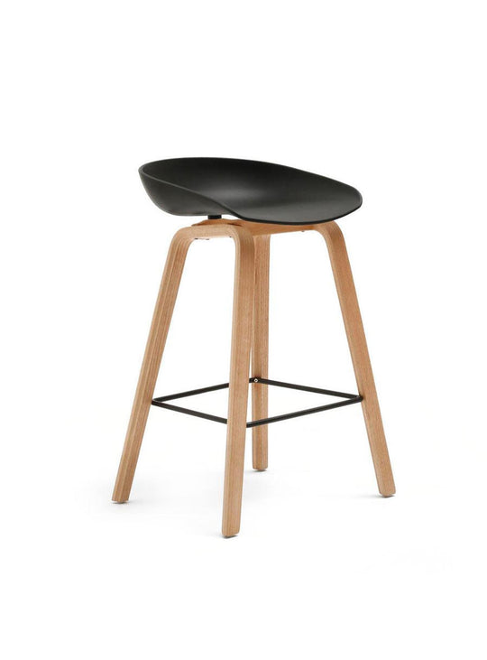 Tabouret About 32 : silhouette élégante et stabilité assurée. noir