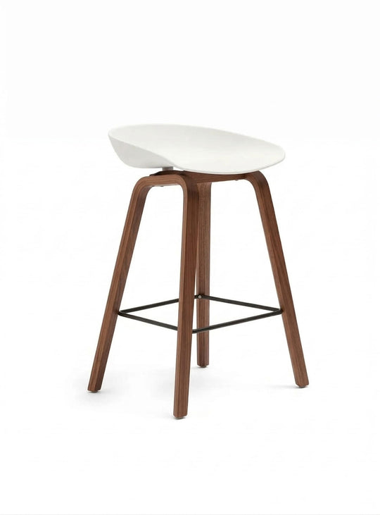 Tabouret About 32 : tabouret de bar moderne, look scandinave et finition soignée. blanc et noyer