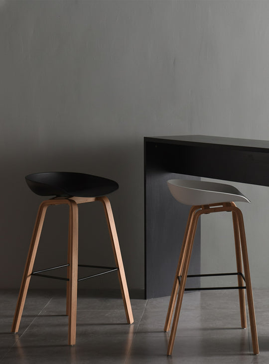 Tabouret About 32 : base en bois, assise confortable et design sobre. blanc