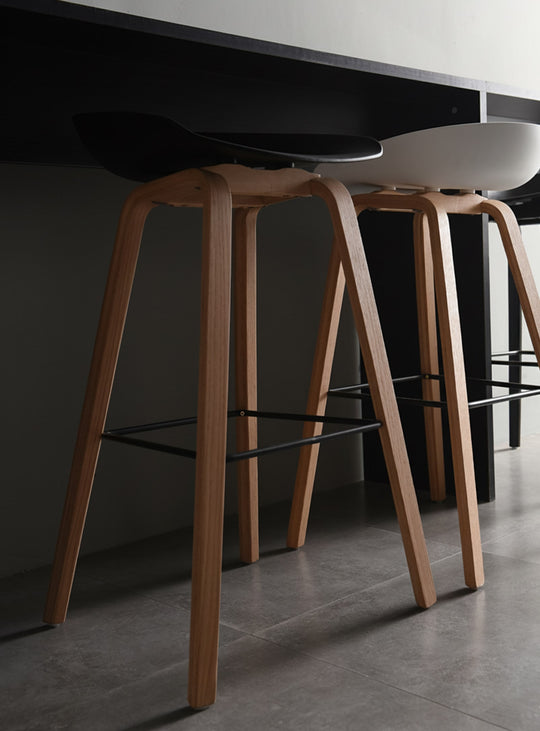 About 32 : tabouret de comptoir chic, ergonomique et polyvalent. noir