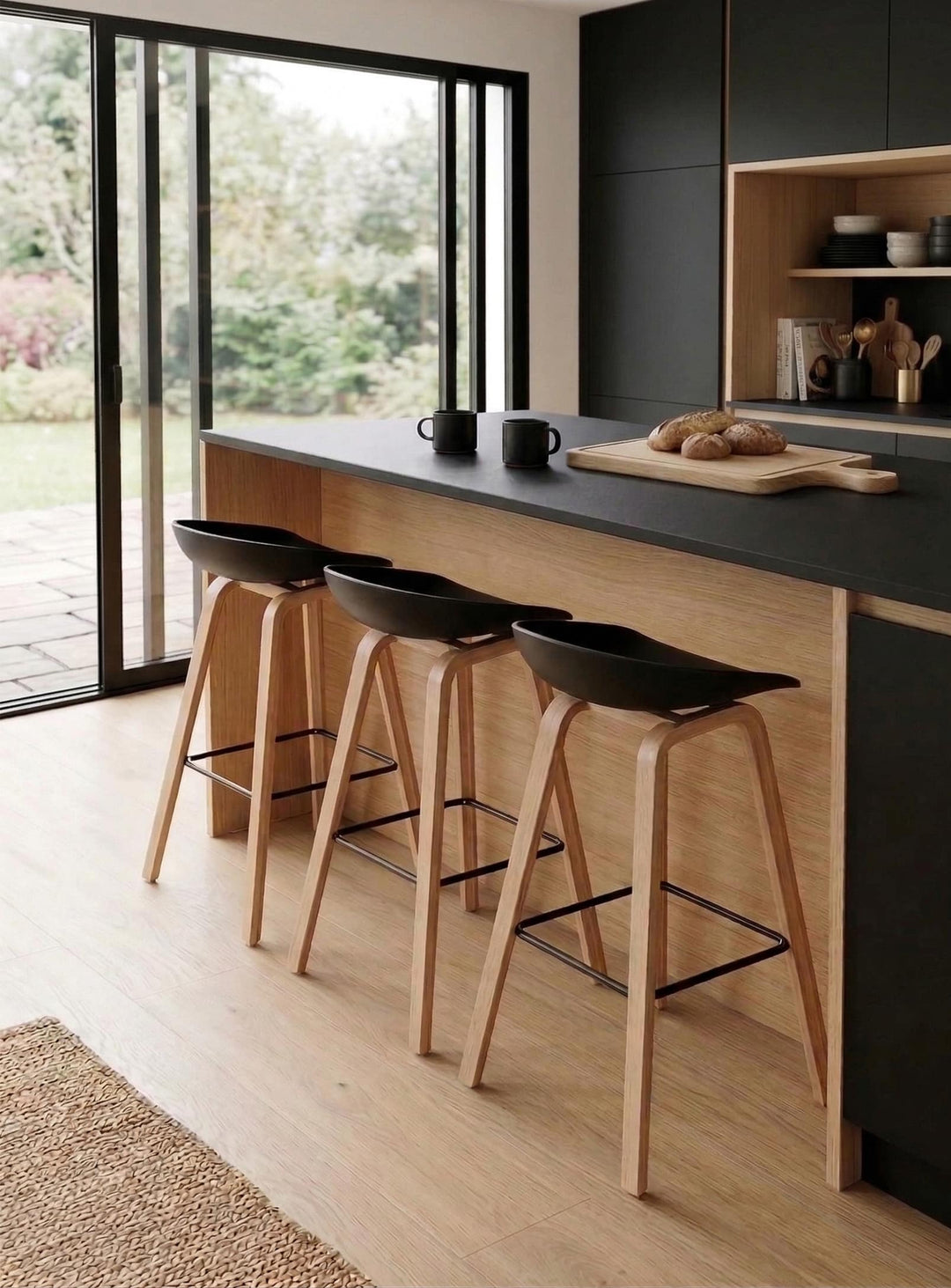 Tabouret About 32 : tabouret design élégant, assise confortable et structure robuste. noir et naturel