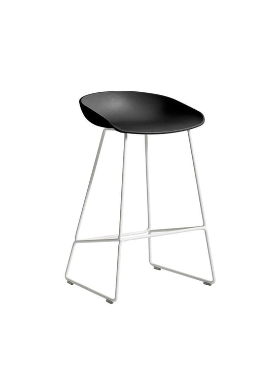 Tabouret About 38 : base en métal, assise moulée et design épuré. noir et blanc