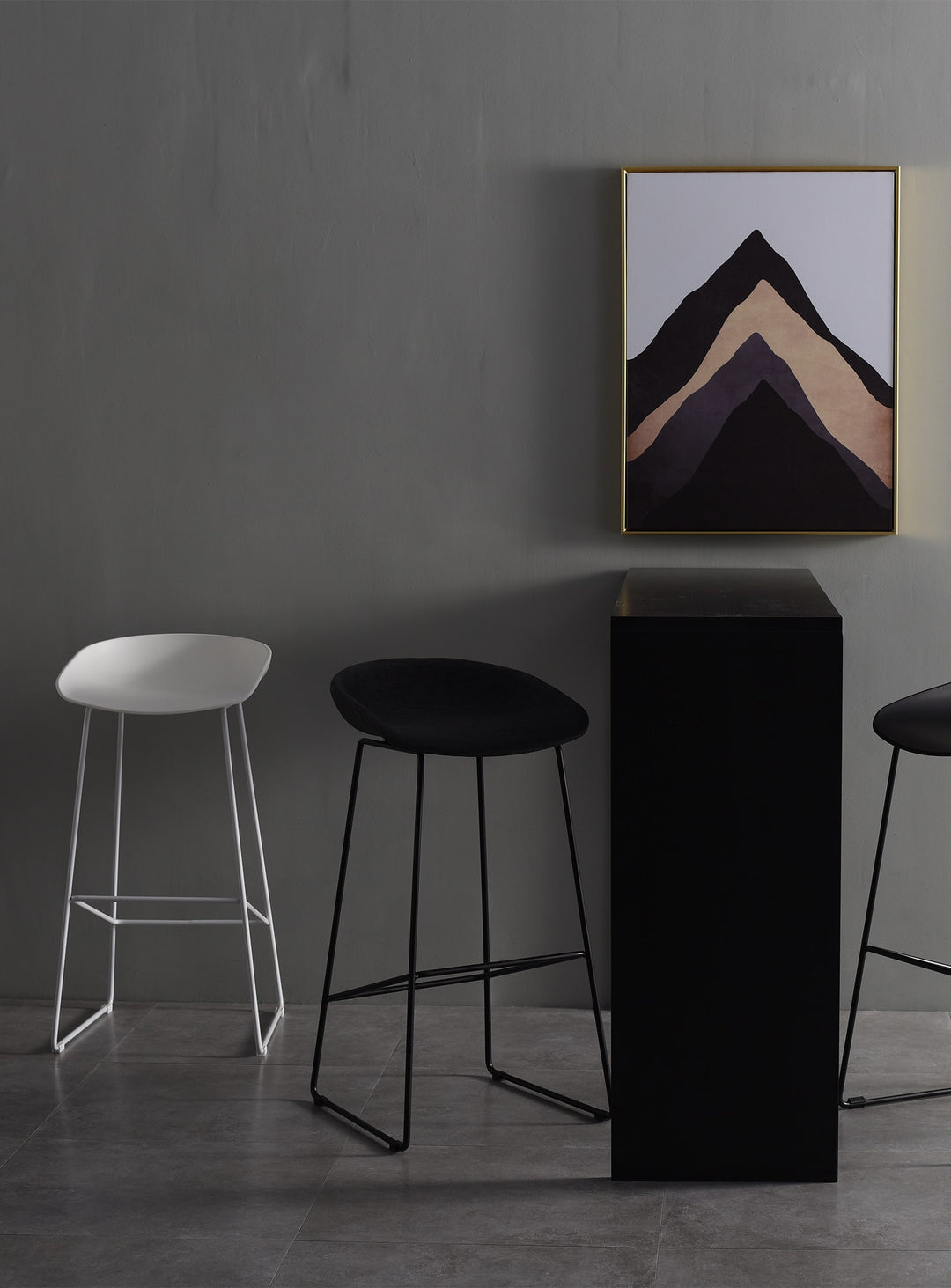 About 38 : tabouret moderne en métal et polypropylène durable.