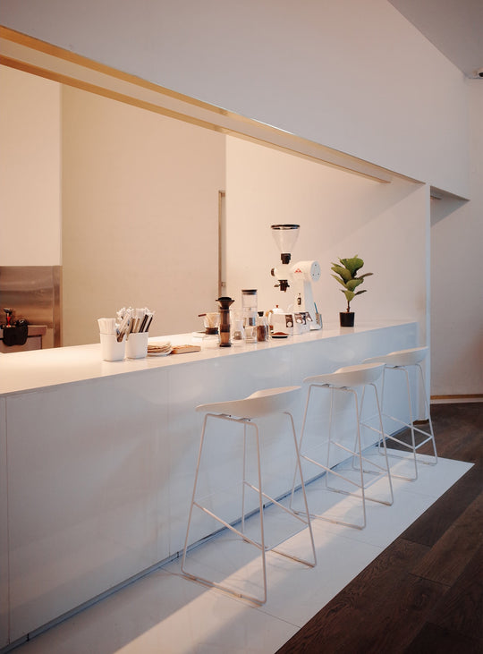 Tabouret About 38 : style industriel, stabilité et confort optimal. blanc