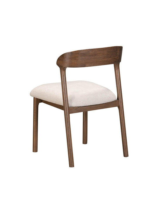 Abstract : chaise contemporaine au dossier incurvé ergonomique.