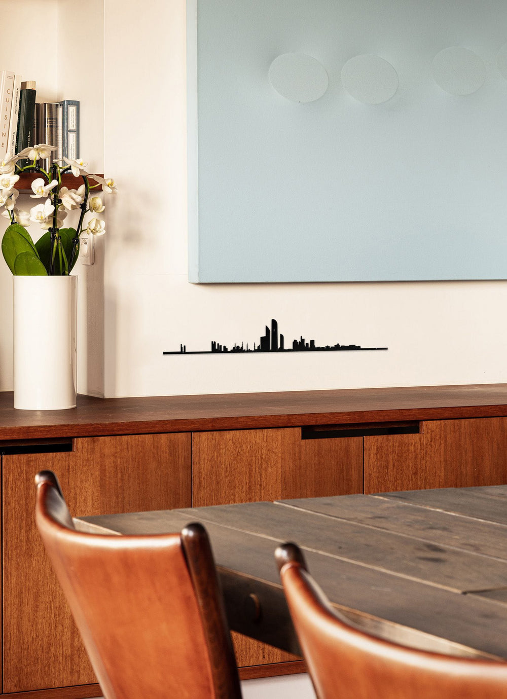 The Line Abu Dhabi : décoration murale en acier, design minimaliste.