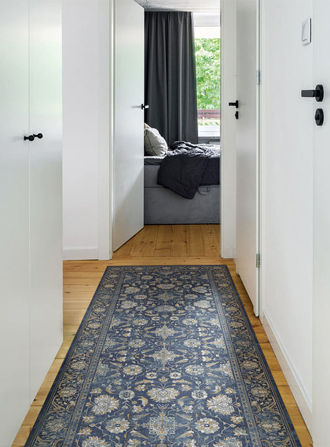 Tapis en vinyle Bazaar d’Adama Alma : robustesse et élégance au quotidien. Bleu.