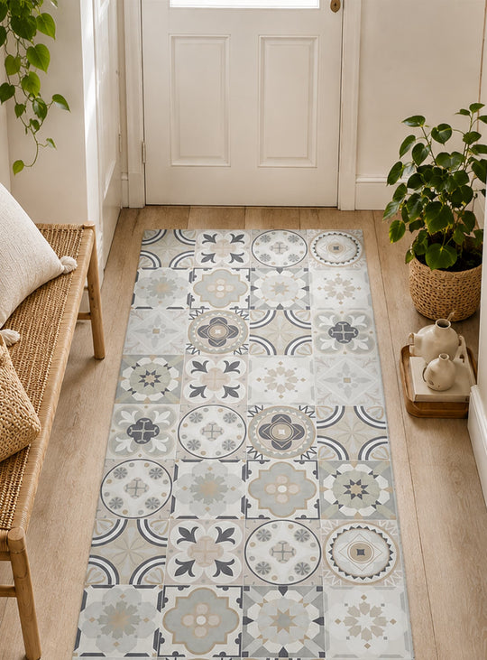 Le tapis Bluesky de D'Adama Alma combine design graphique, résistance à l’eau et entretien facile au quotidien. beige