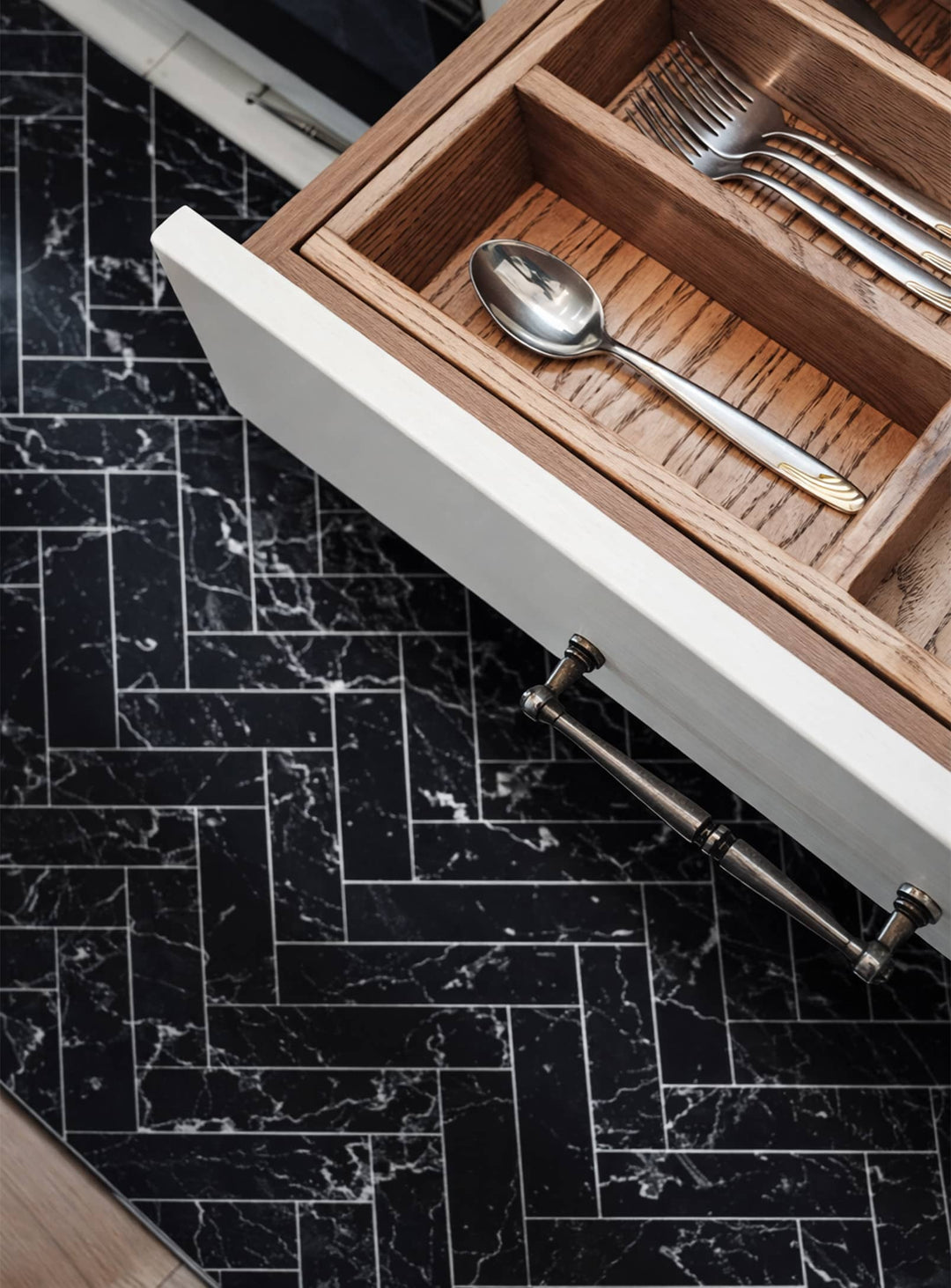 Tapis en vinyle Chevron noir ou blanc, structure l’espace avec élégance. noir