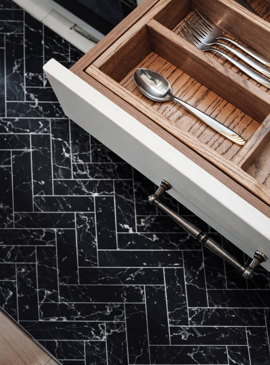 Tapis en vinyle Chevron noir ou blanc, structure l’espace avec élégance. noir