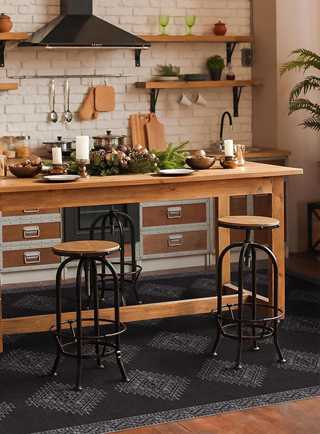 Tapis Cusco d'Adama Alma, robuste et parfait pour un usage intérieur quotidien. noir