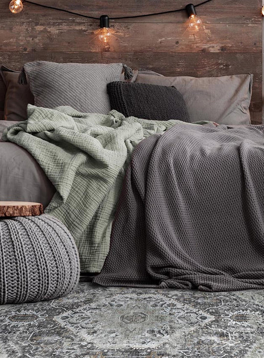 Tapis en vinyle David Adama Alma, solution pratique pour foyers avec enfants. gris