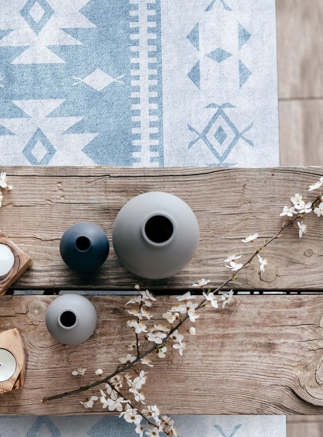 Tapis de vinyle Adama Alma Dune, imperméables et résistants au quotidien. bleu