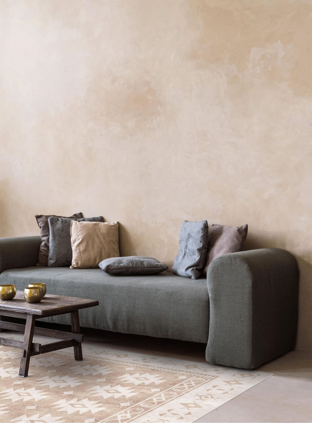 Tapis de vinyle Adama Alma Dune, durables et stylés pour un intérieur élégant. ocre