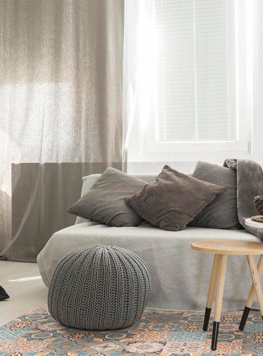 Tapis en vinyle Adama Alma Fresc, faciles à nettoyer et adaptés aux foyers actifs.