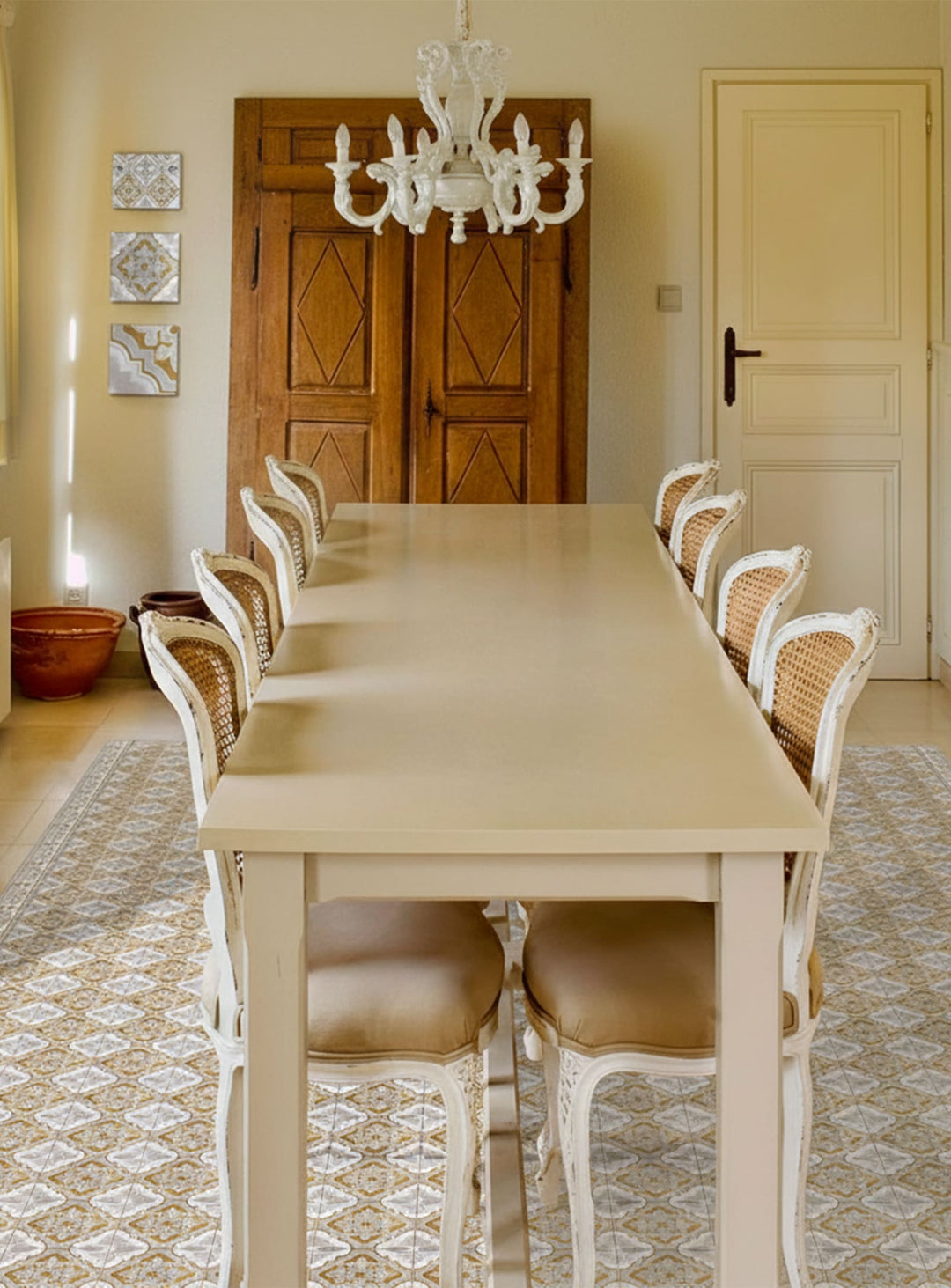 Tapis en vinyle Adama Alma Golden, durables et parfaits pour un intérieur stylé.