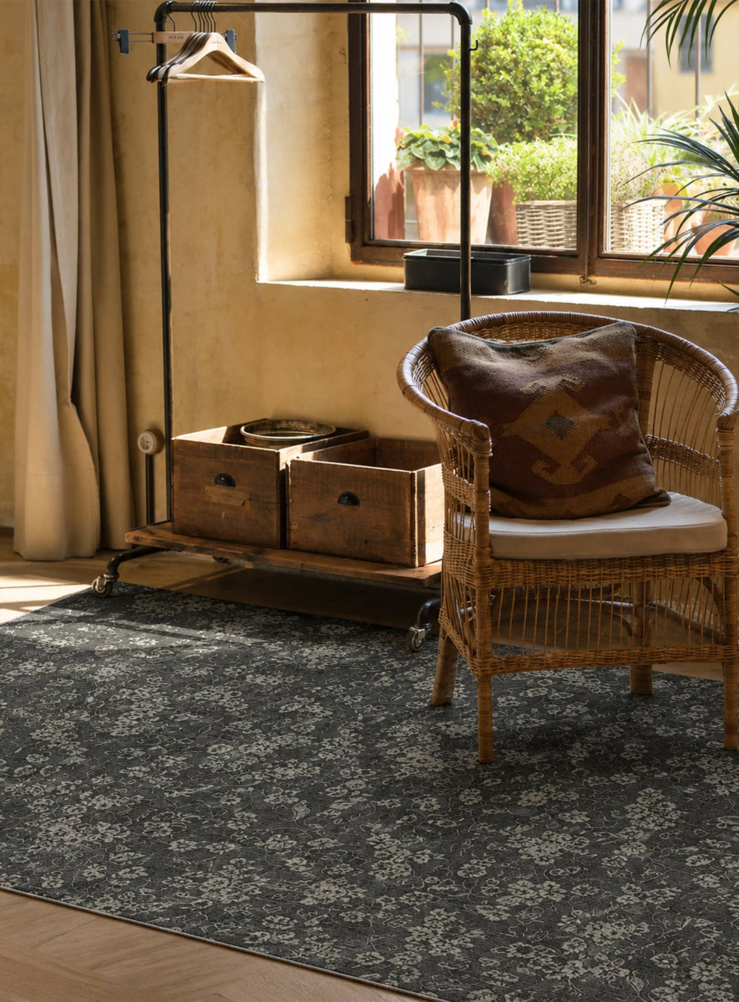 Tapis Kelmscott d'Adama Alma : motif floral, vinyle résistant et design inspiré du mouvement Arts & Crafts.