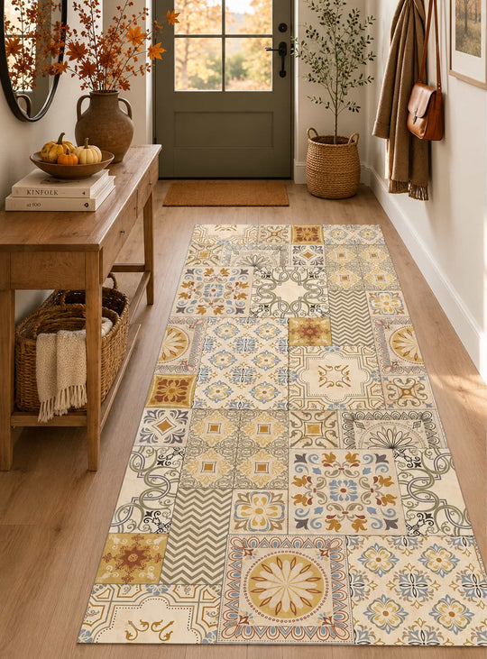 Tapis Maple d'Adama Alma, en vinyle antidérapant au motif patchwork brun et beige inspiré des couleurs de l’automne.